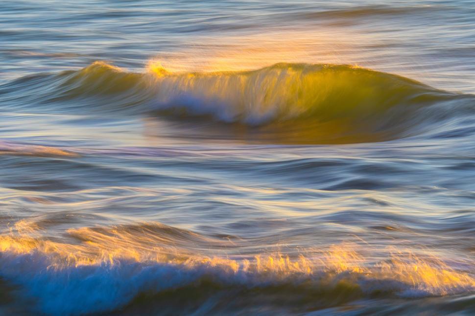 Free Image of Waves in the ocean with a wave 
