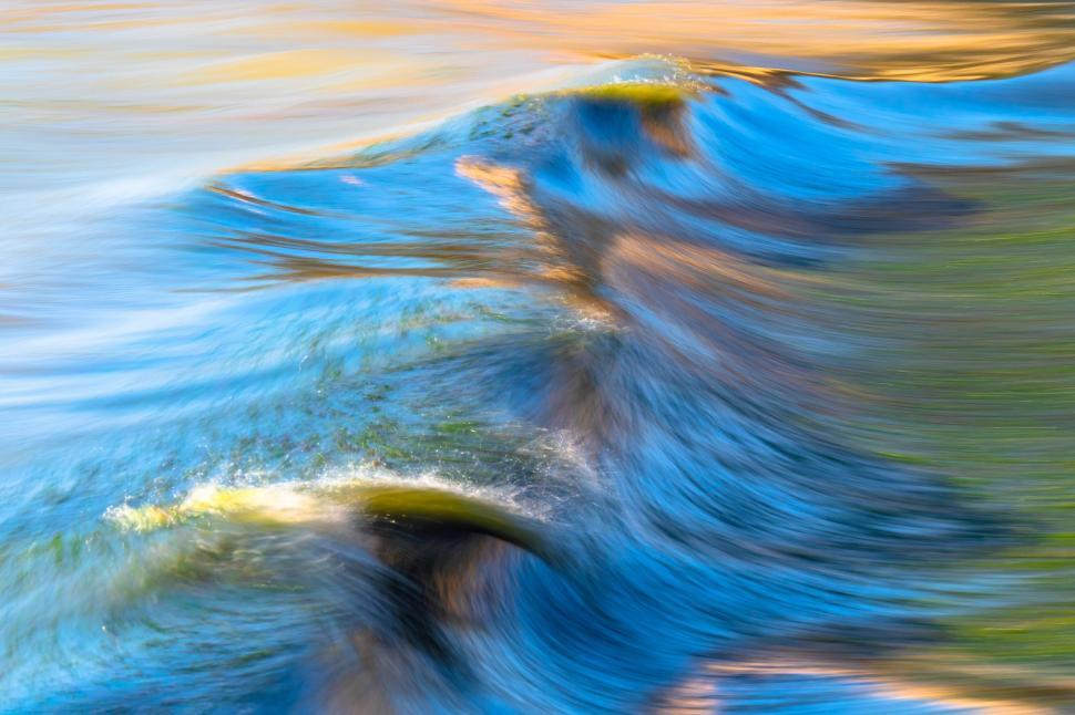 Free Image of A wave in the water 
