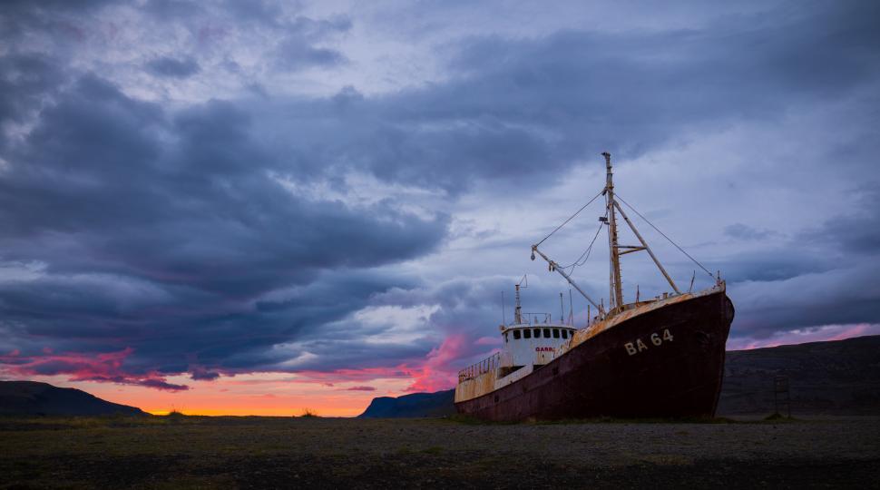 Free Image of A ship on the beach 