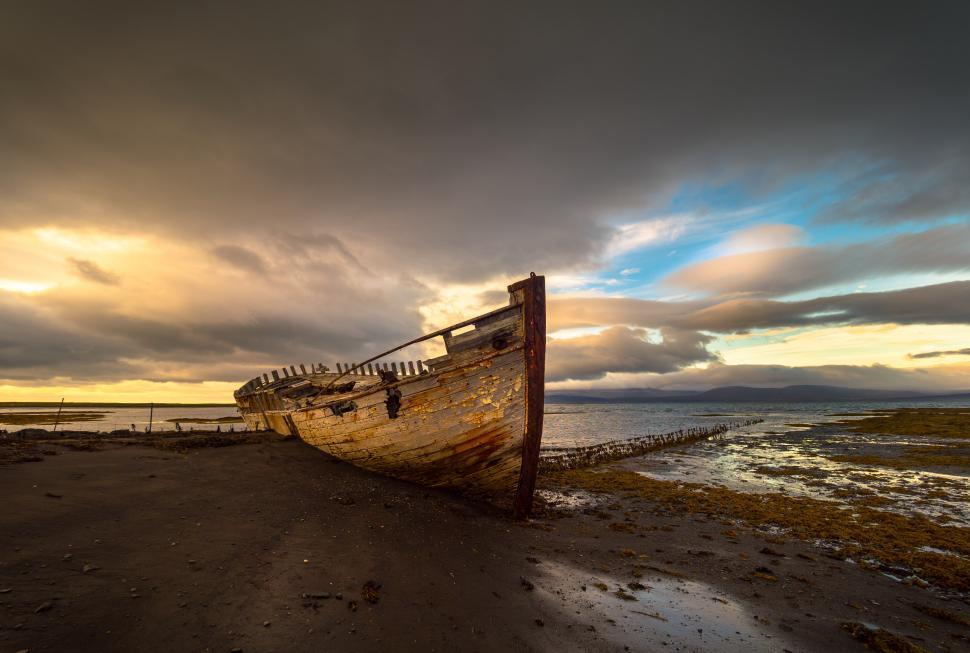 Free Image of A boat on a beach 
