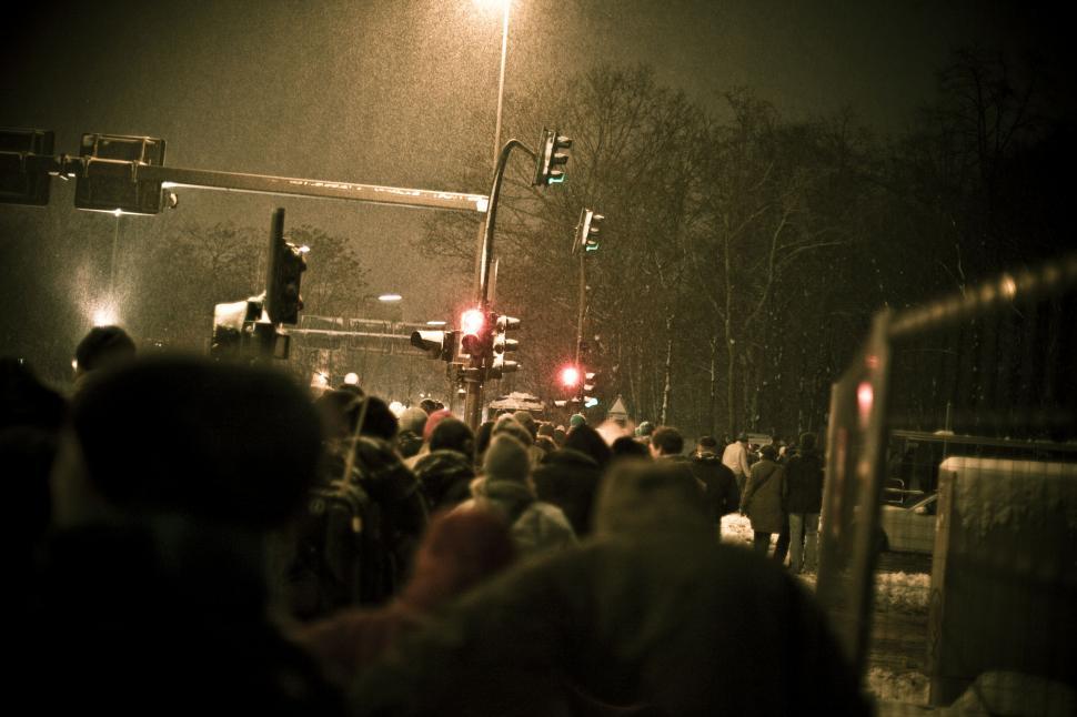Free Image of A crowd of people standing at a stop light 