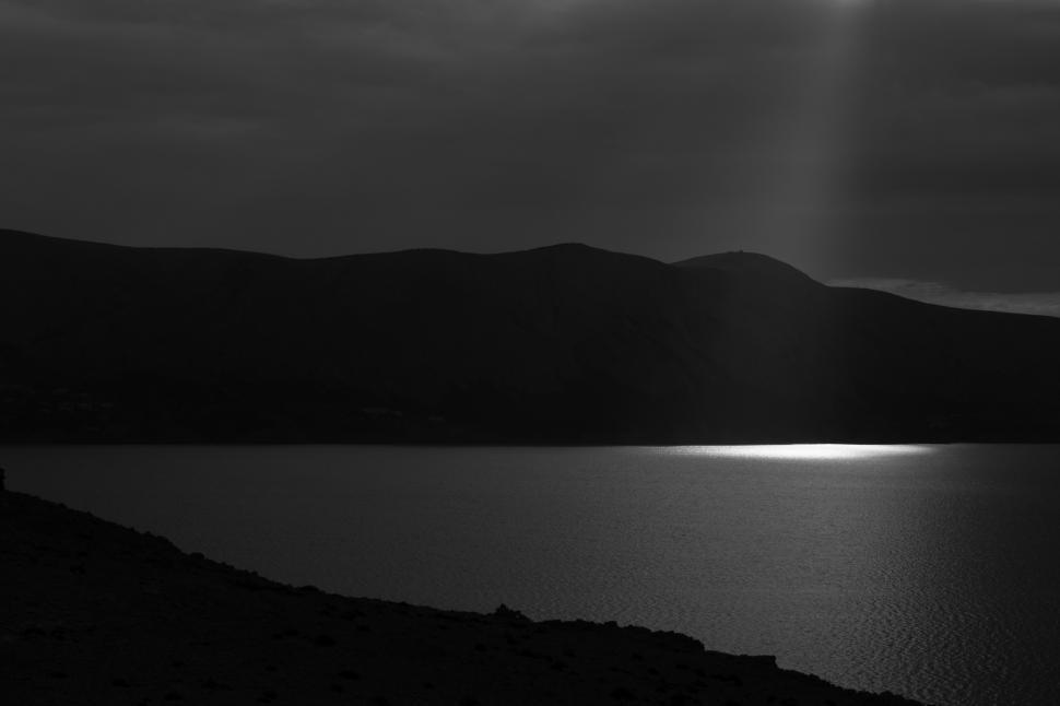 Free Image of A light shining on the water 