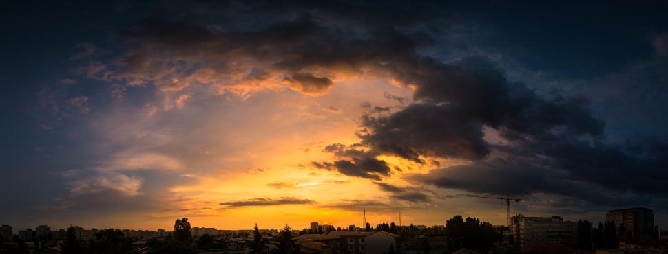 Free Image of A sunset over a city 