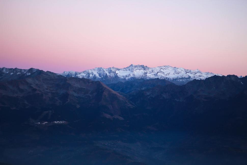 Free Image of A mountain range with snow on top 