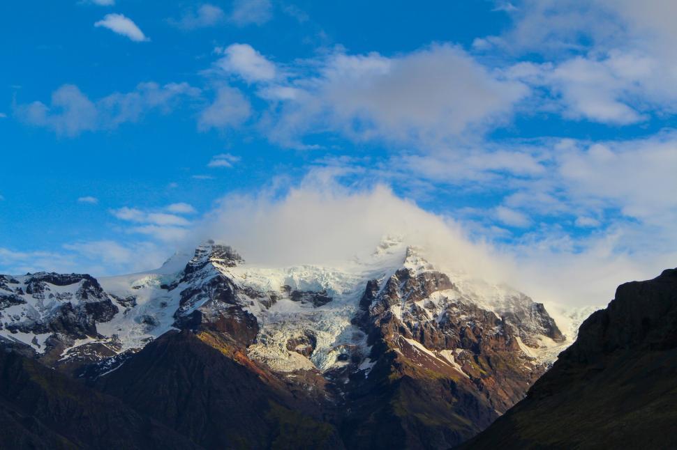 Free Image of A mountain with snow and clouds 