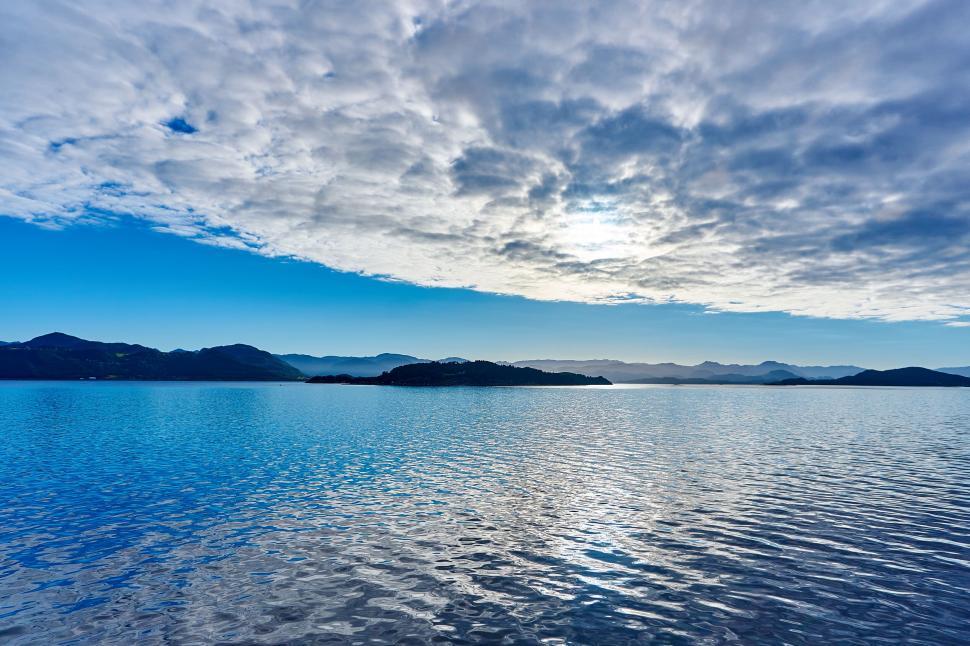 Free Image of A body of water with mountains in the background 