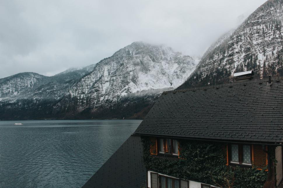 Free Image of A house next to a lake 