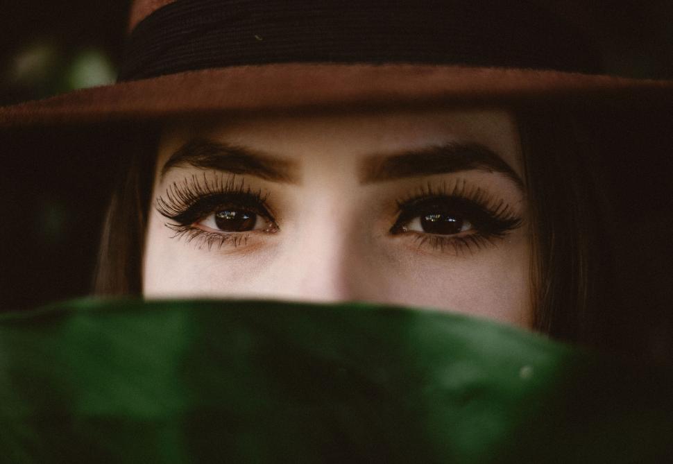 Free Image of A woman with brown eyes and a hat 