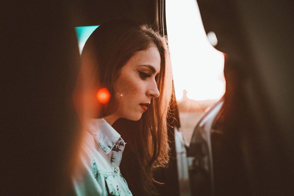 Free Image of A woman looking out of a car window 