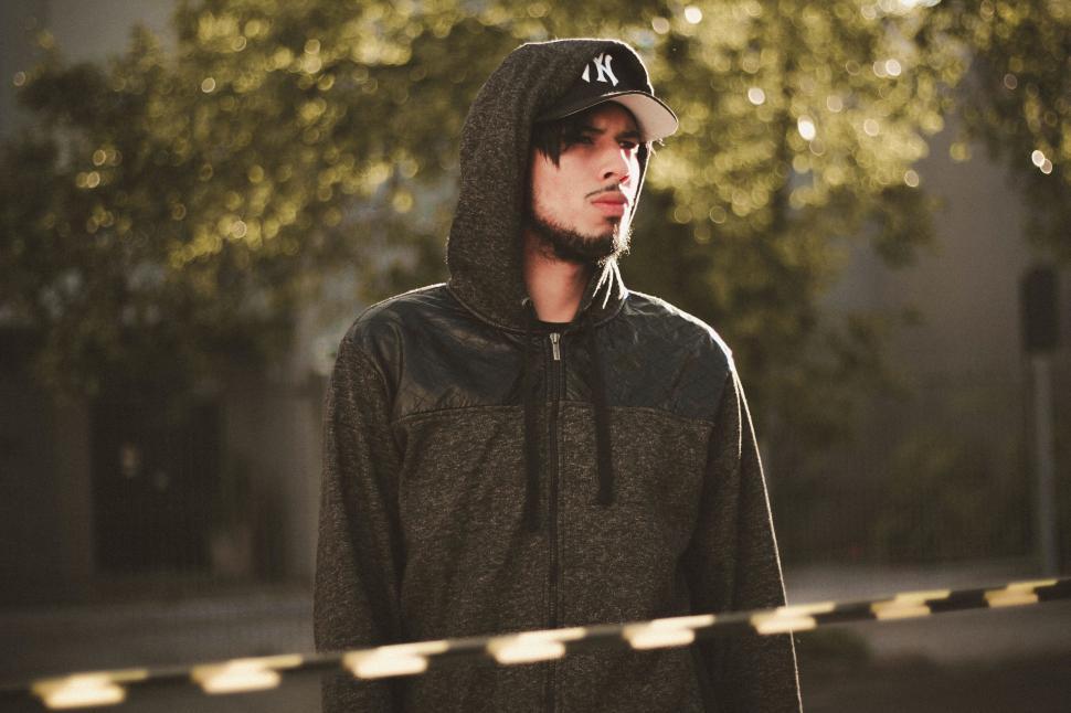 Free Image of A man wearing a hat and a hoodie 