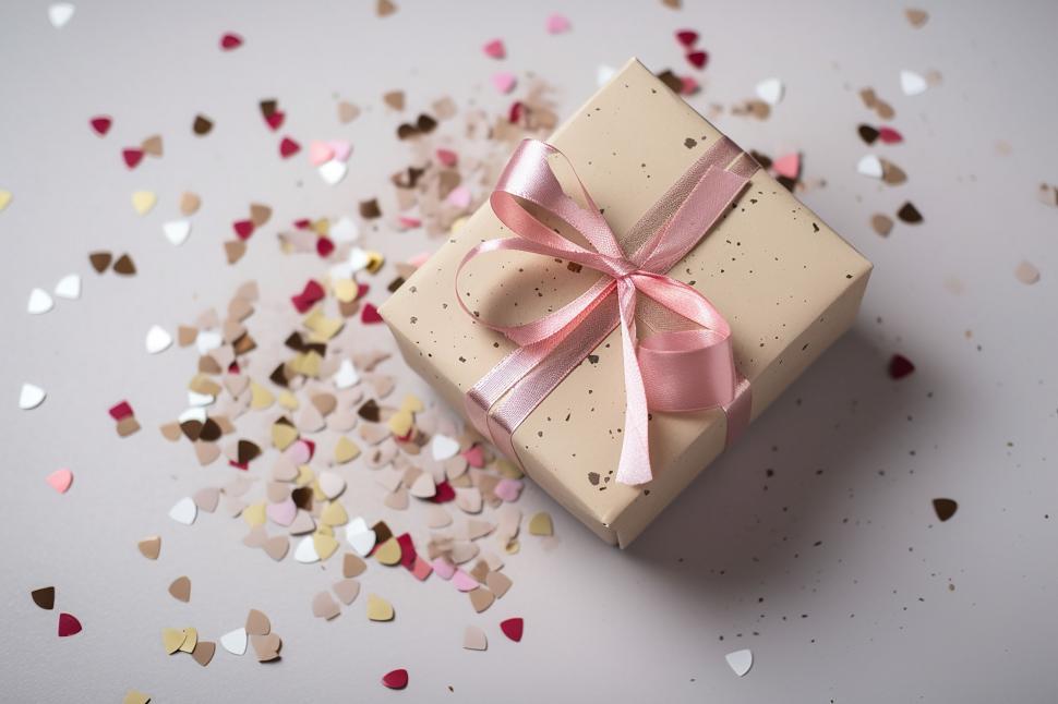Free Image of A gift box with a pink ribbon and small hearts 