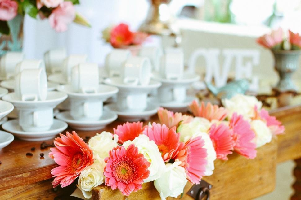 Free Image of A table with pink and white flowers 
