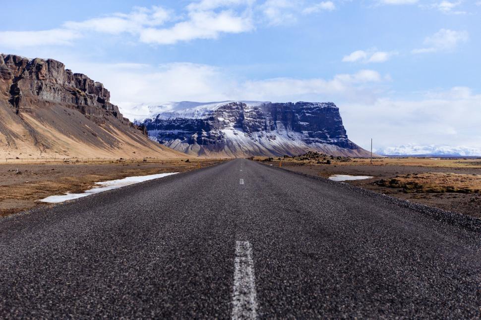 Free Image of A road with mountains in the background 