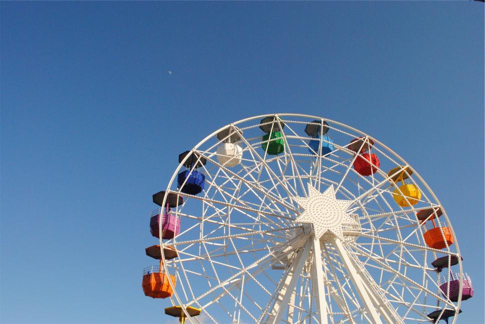 Free Image of A ferris wheel with colorful seats 