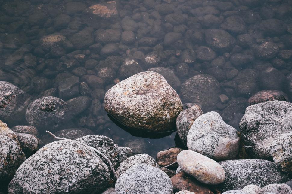 Free Image of A group of rocks in water 