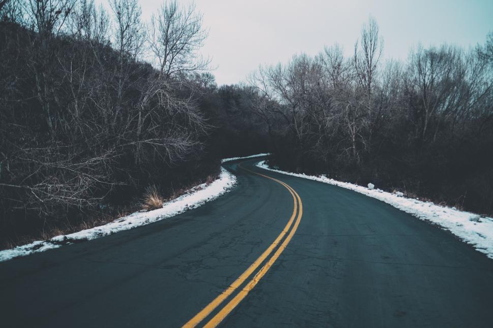 Free Image of A road with snow on the side 