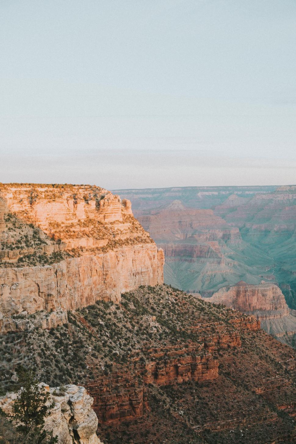 Free Image of A large canyon with a view of the grand canyon 