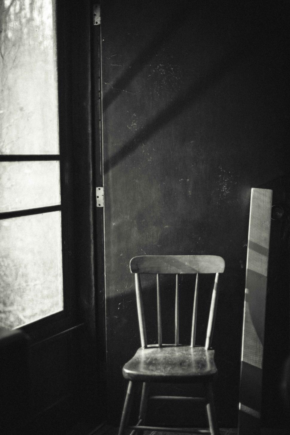 Free Image of A chair in a dark room 