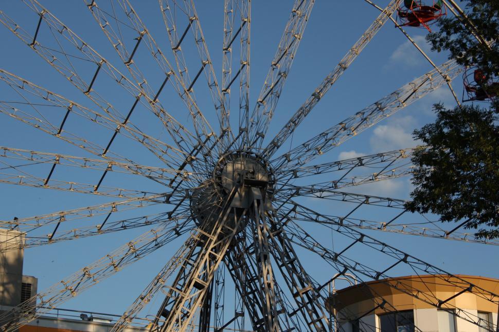 Free Image of A ferris wheel with many cables 