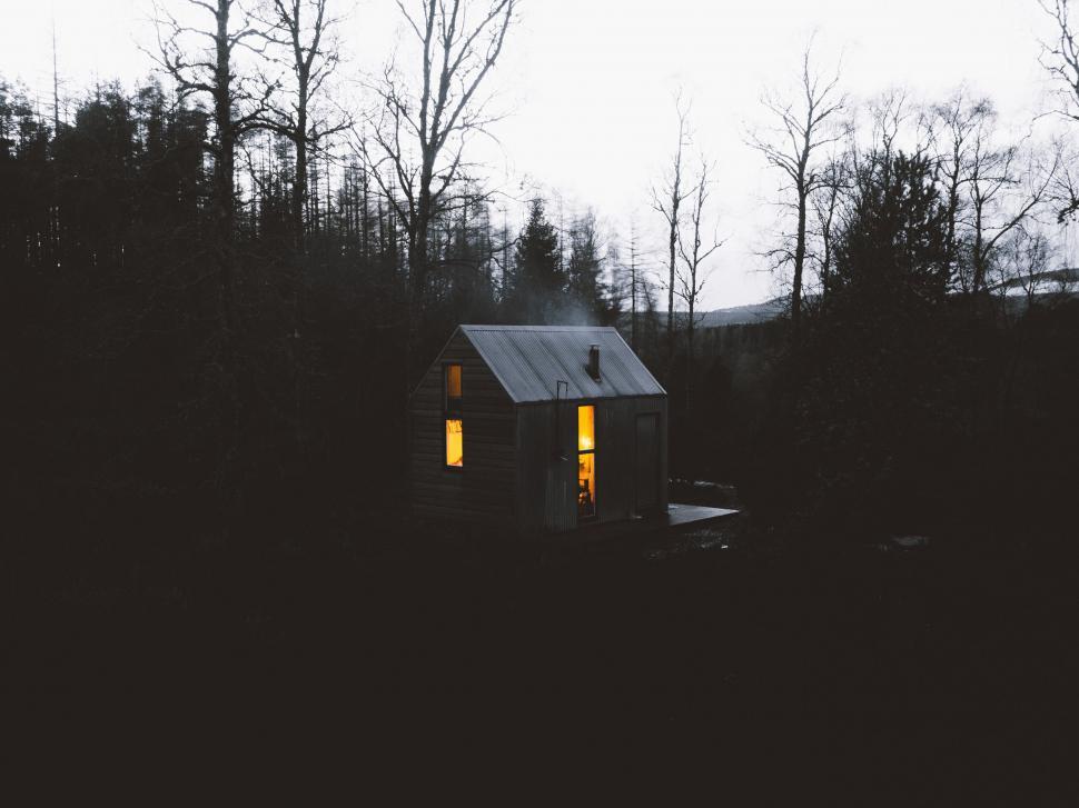 Free Image of A small cabin in the woods 