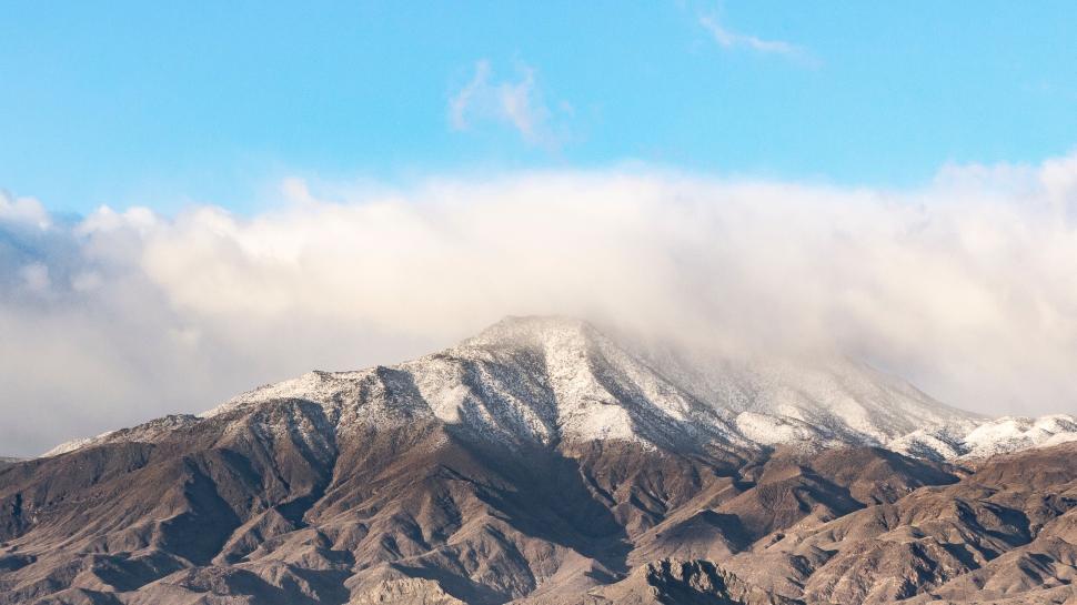Free Image of A mountain with snow on top 