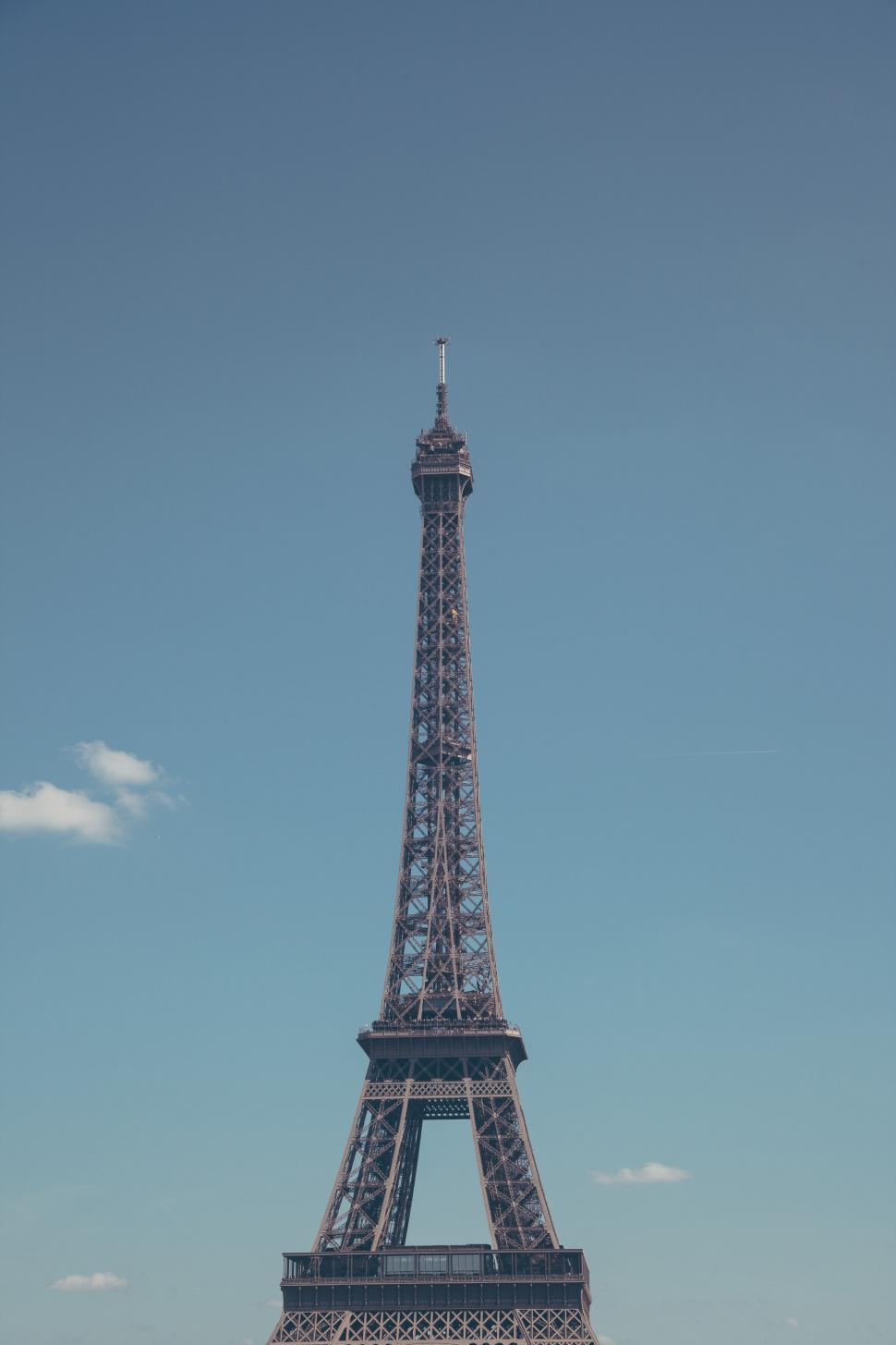 Free Image of A tall tower with a blue sky 