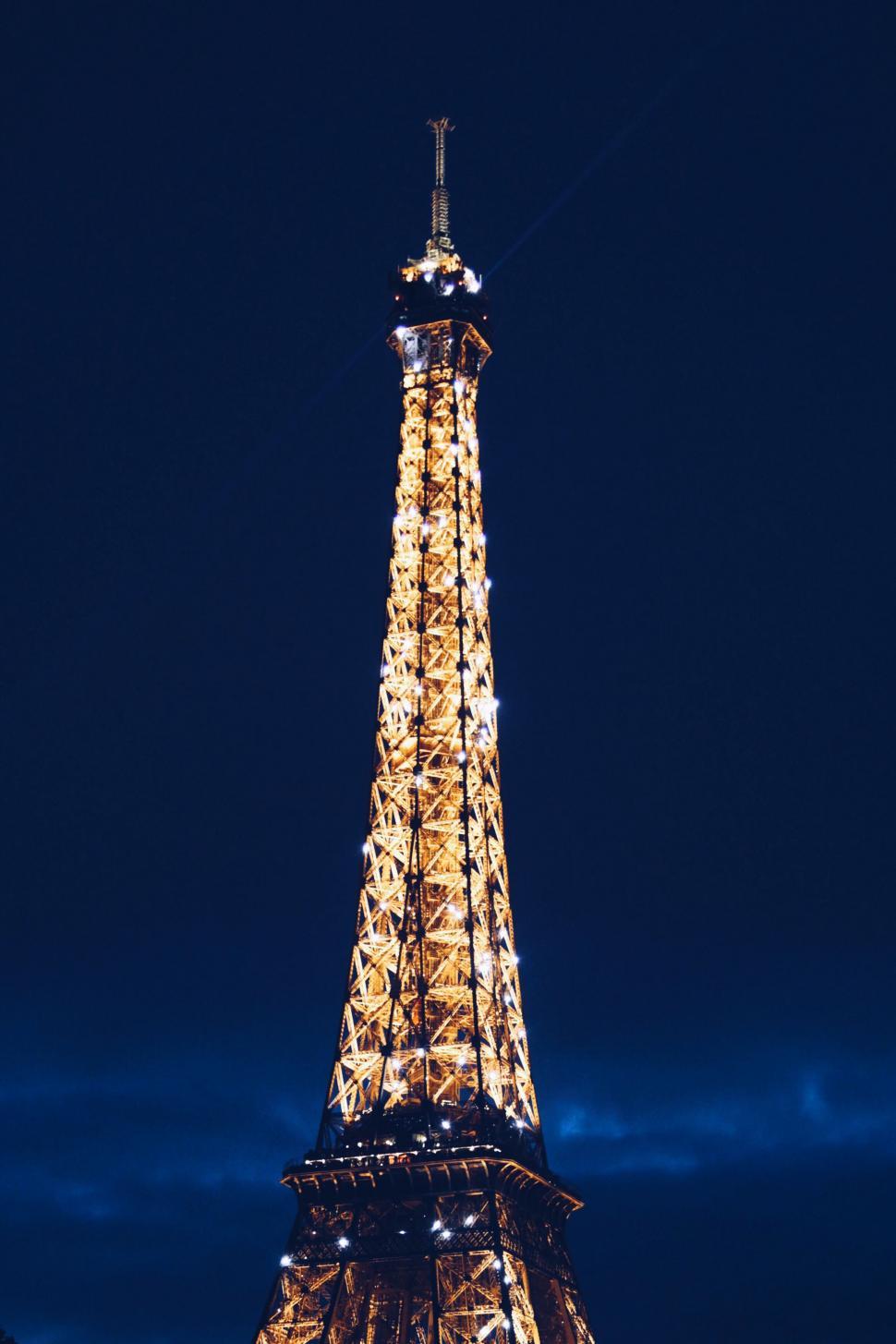Free Image of Tall Eiffel Tower with lights 