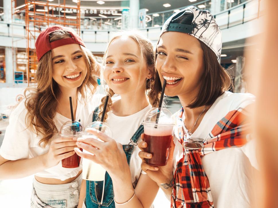 Free Image of A group of women holding drinks 