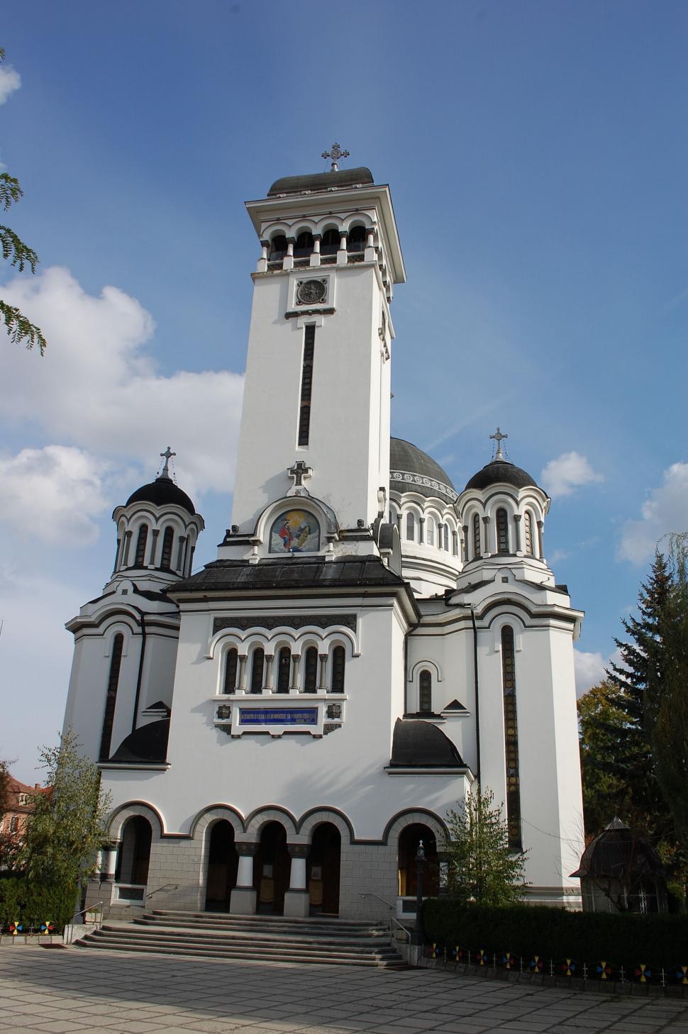 Free Image of A white church with a tower 