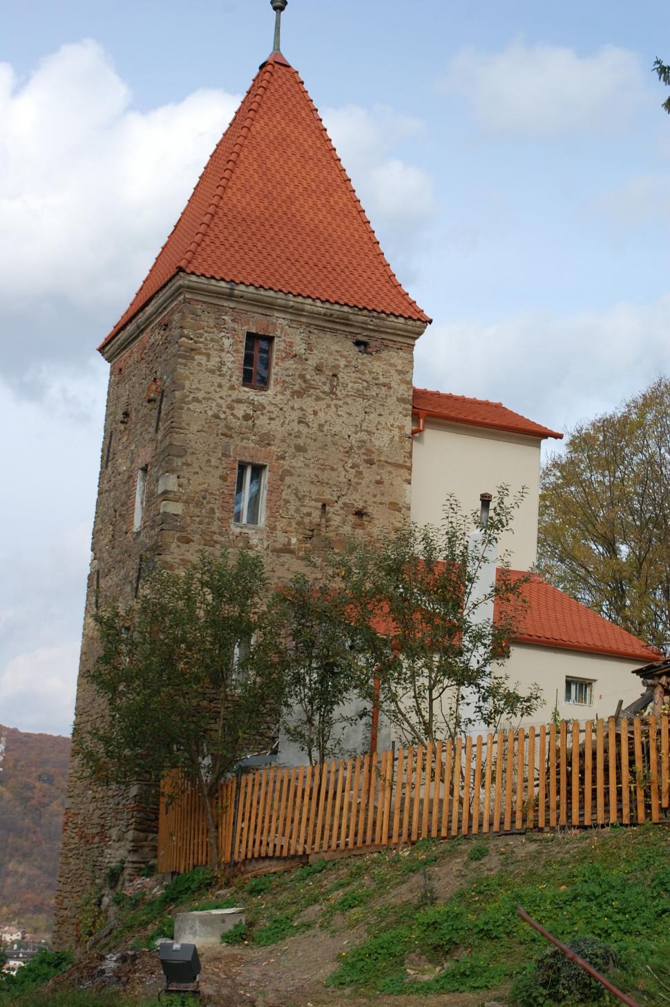 Free Image of A stone building with a red roof 