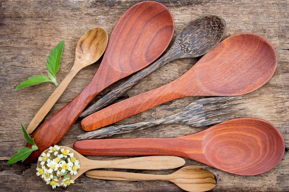 Free Image of A group of wooden spoons and forks 