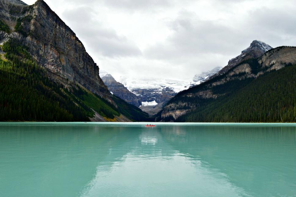 Free Image of Lake louise with mountains and a boat 