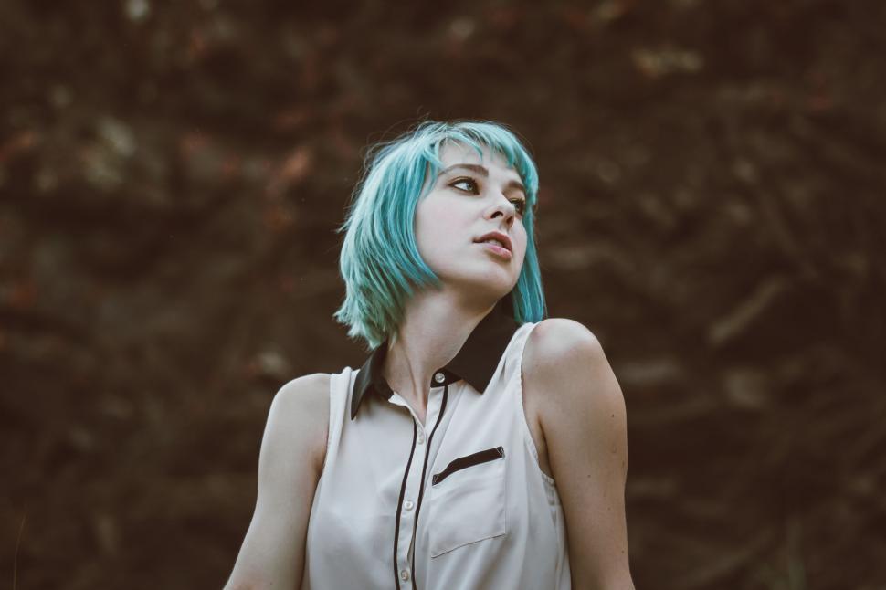 Free Image of A woman with blue hair 