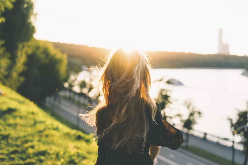 Free Image of A woman looking at the sun 