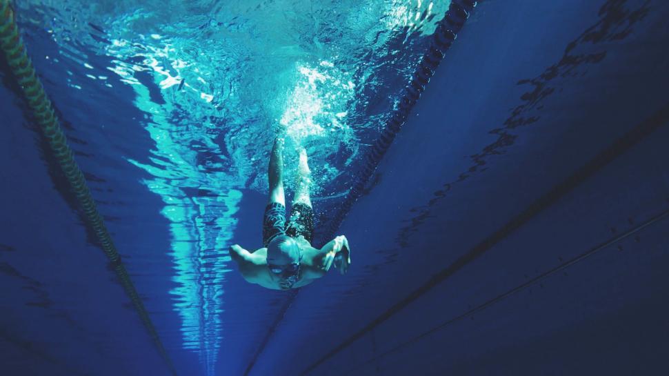 Free Image of A man swimming in a pool 