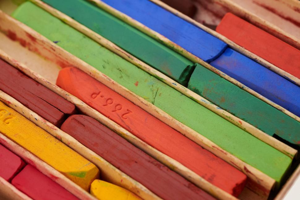 Free Image of A group of colorful chalks 