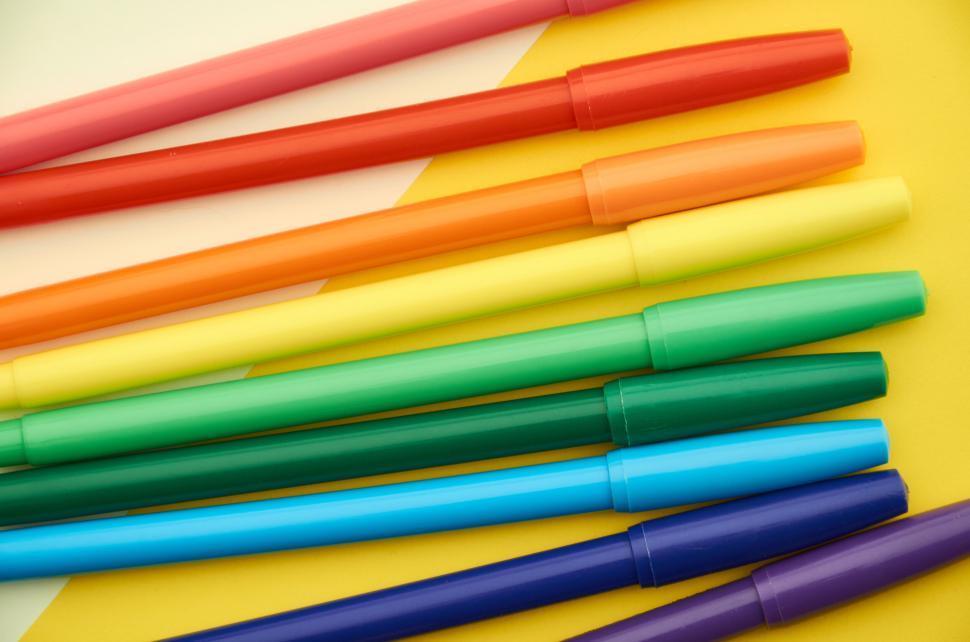 Free Image of A group of colorful markers 