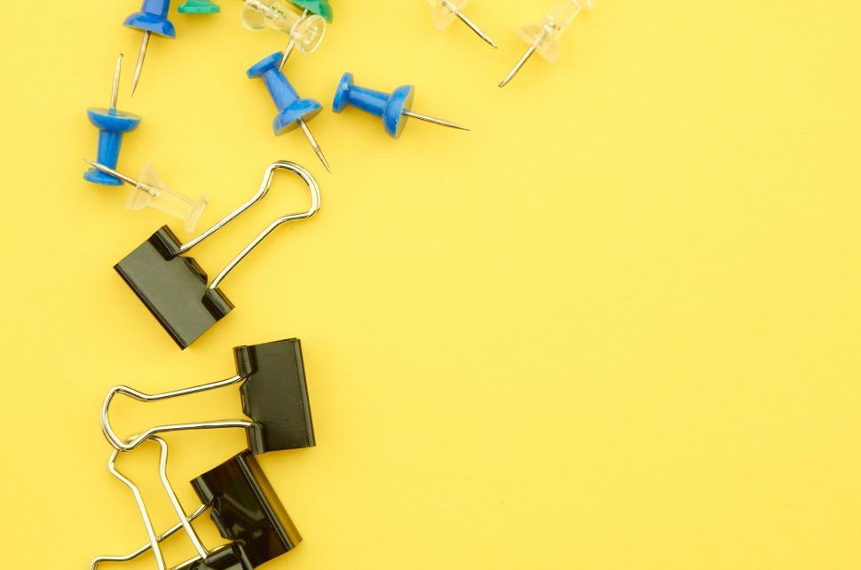 Free Image of A group of push pins and paper clips 
