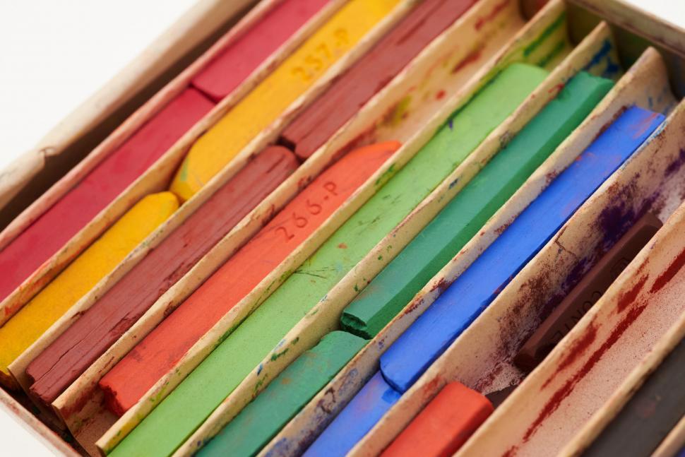 Free Image of A box of colorful chalks 