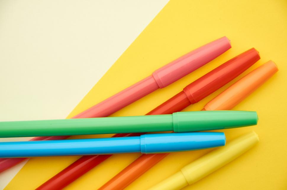 Free Image of A group of colorful markers 