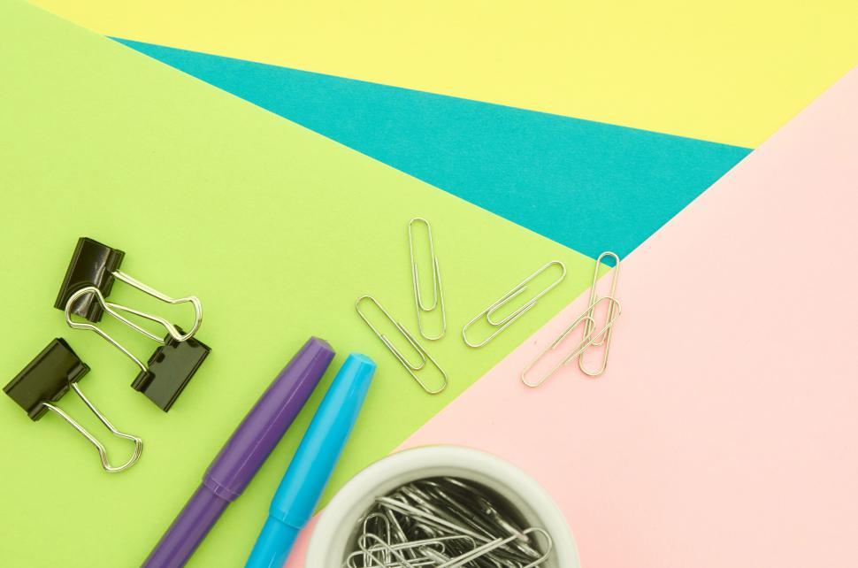 Free Image of A group of paper clips and pens 