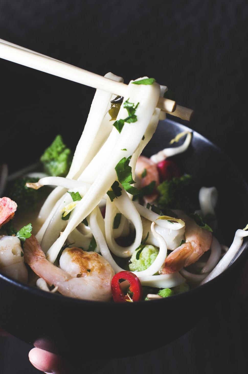 Free Image of A bowl of noodles with shrimp and vegetables 