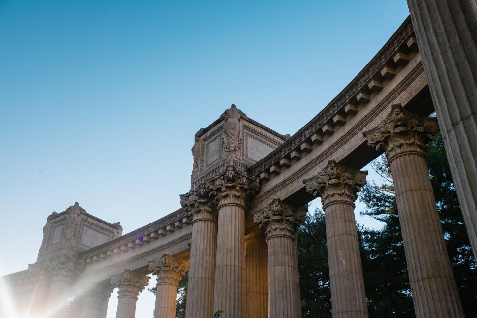 Free Image of A building with columns and a blue sky 