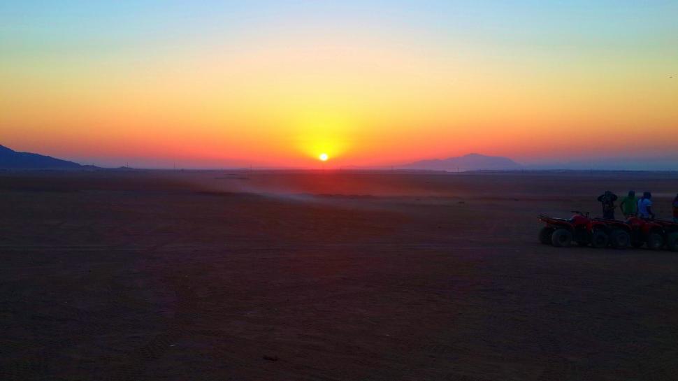 Free Image of A sunset over a desert 