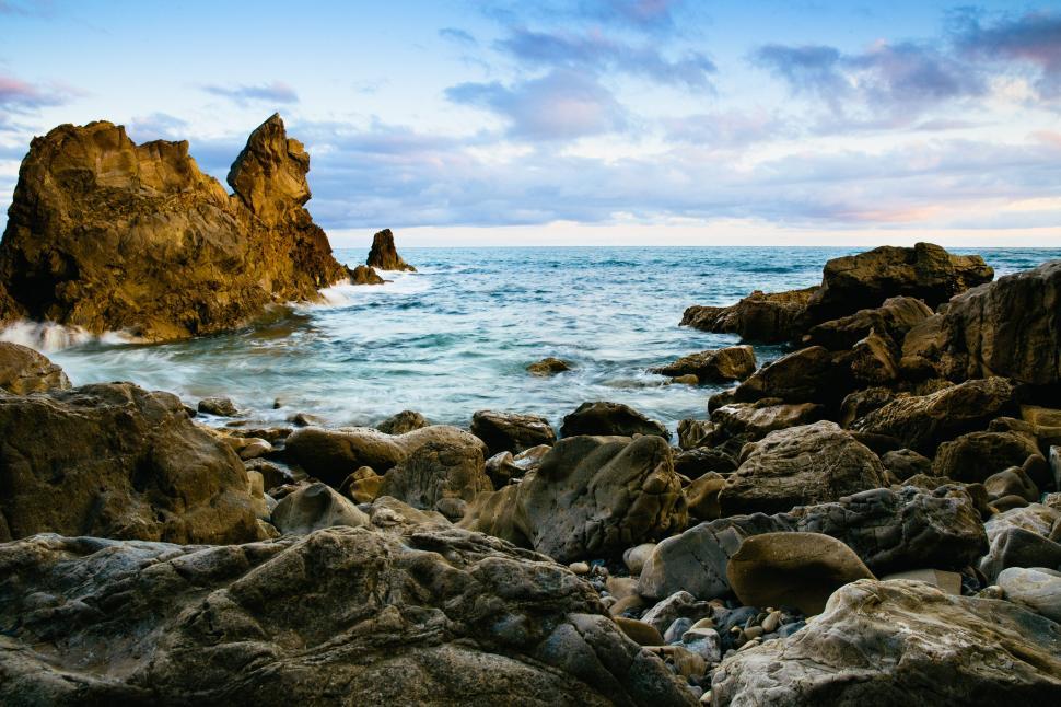 Free Image of A rocky beach with water and rocks 