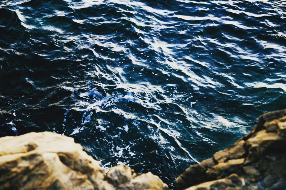 Free Image of A body of water with rocks 