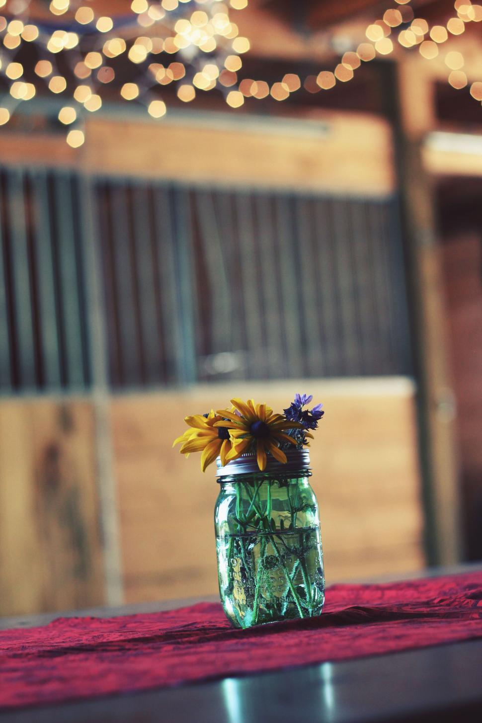 Free Image of A glass jar with flowers in it 