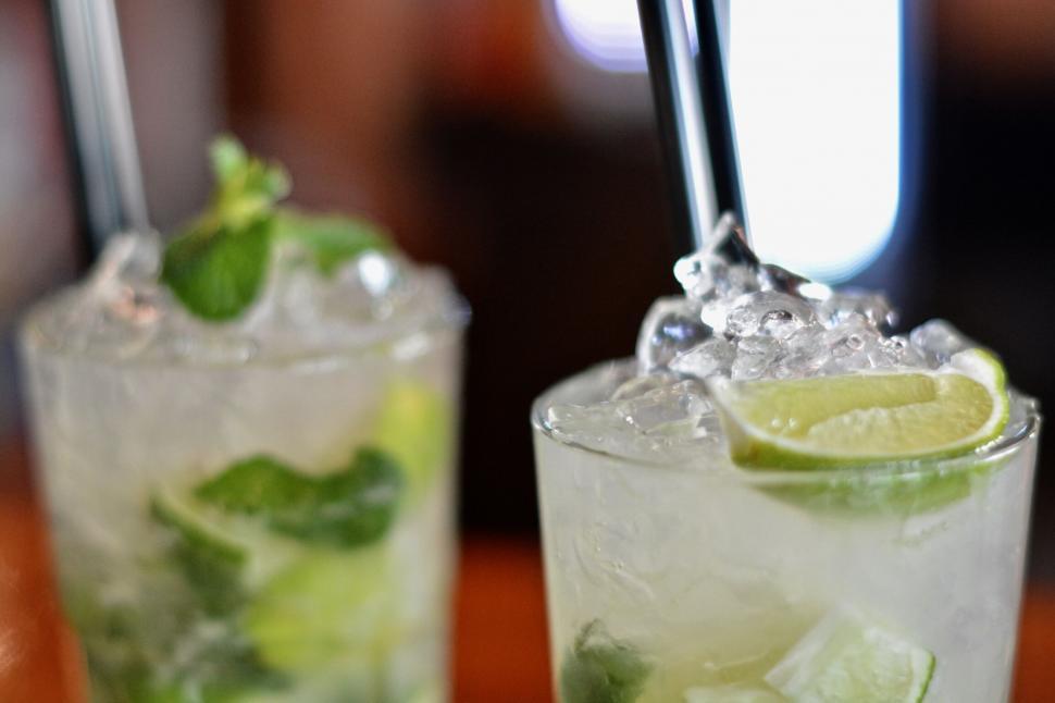 Free Image of Two glasses of ice and limes 
