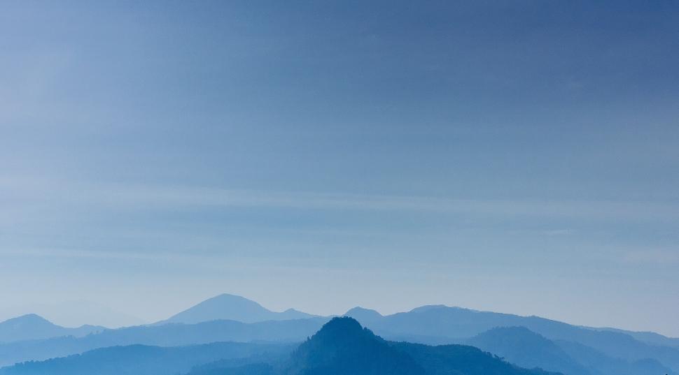 Free Image of A blue sky over a mountain range 