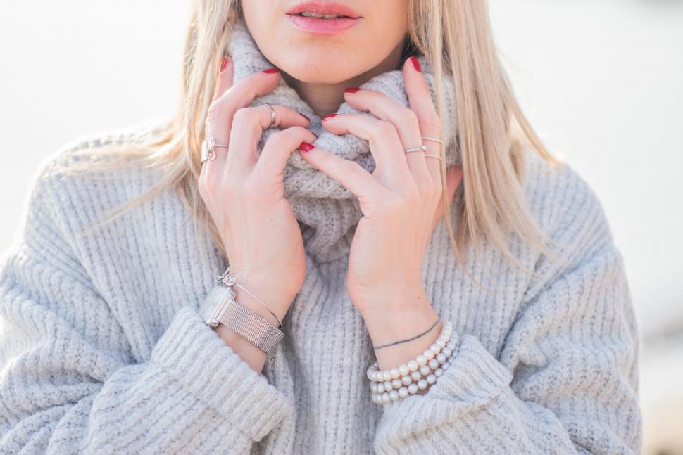Free Image of Woman wearing a cozy sweater and jewelry 